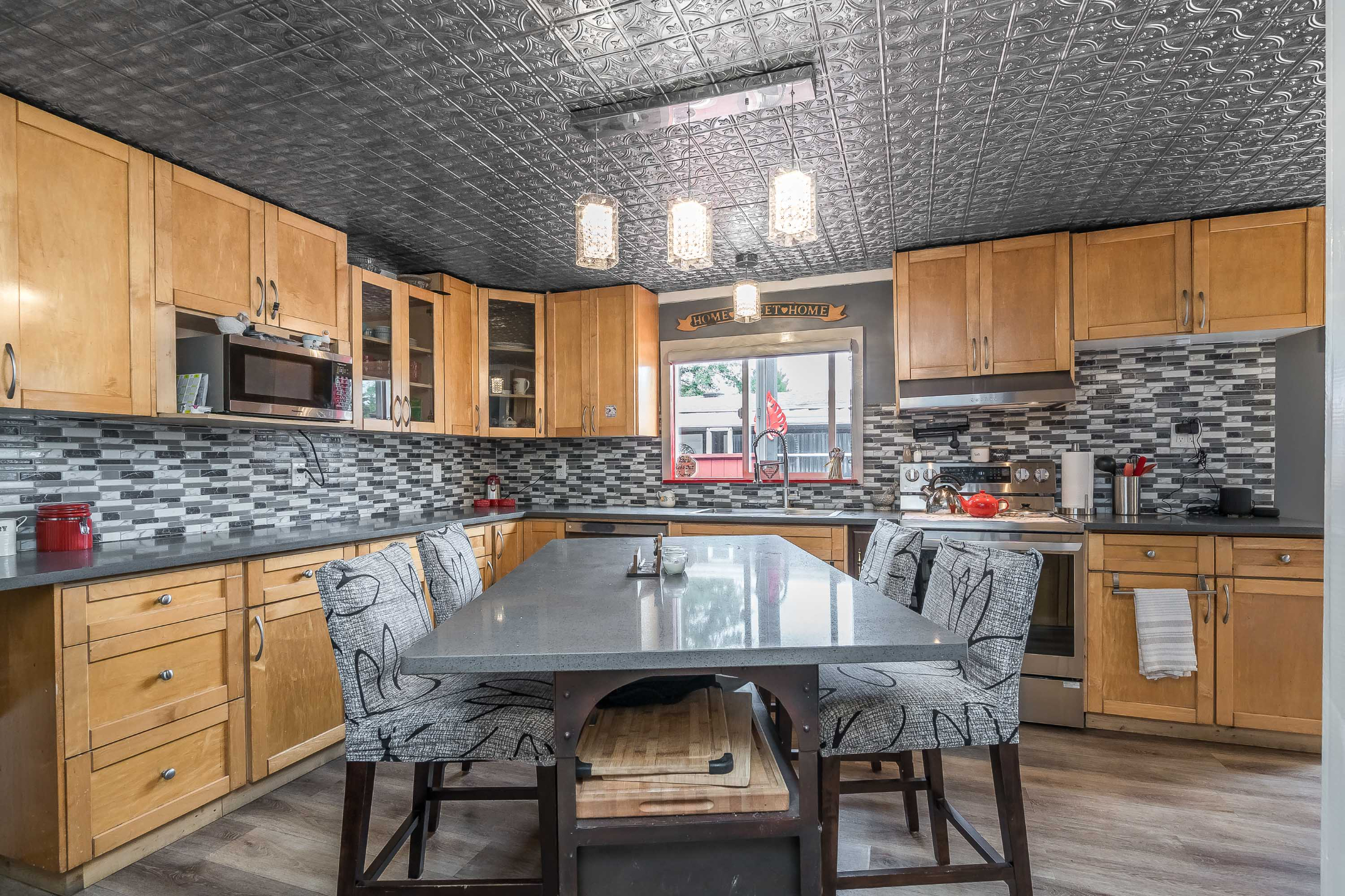 Interior open-concept living and dining area, 25-13650 80 Avenue Surrey