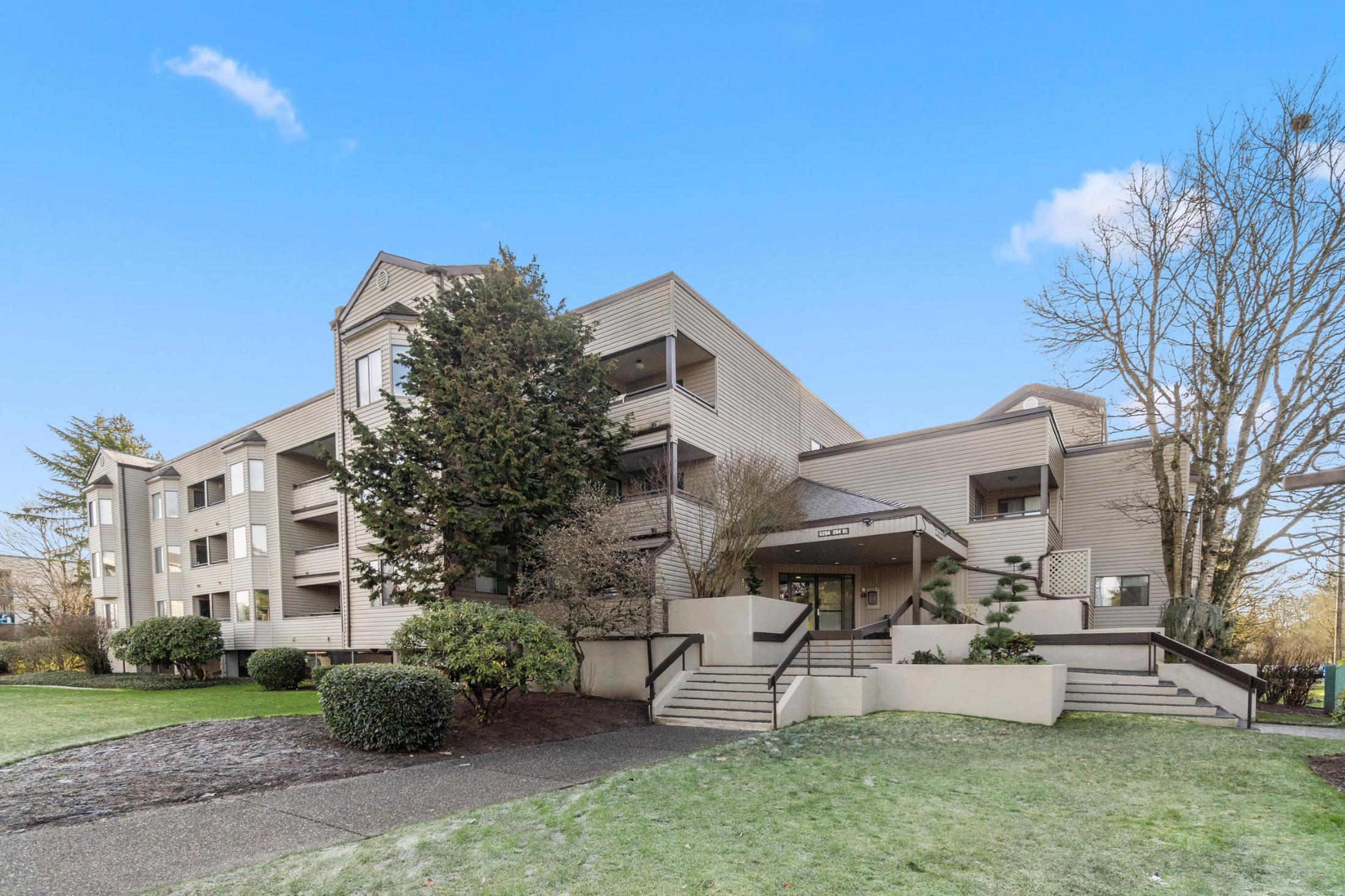 Front view of property